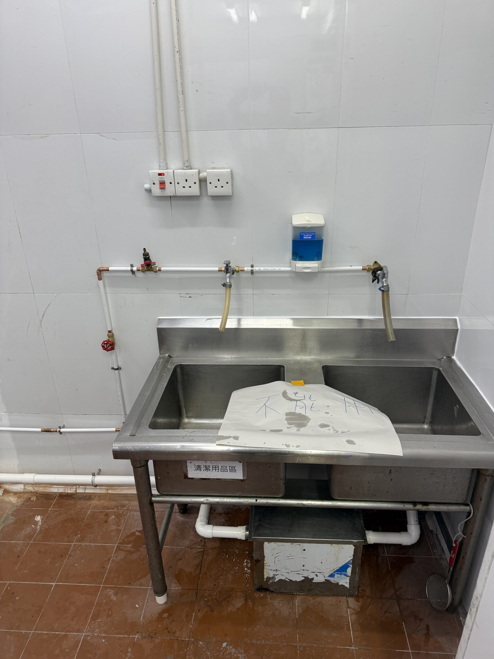 為洗滌槽精準接駁全新供水明喉與開關，確保日常用水穩定暢通