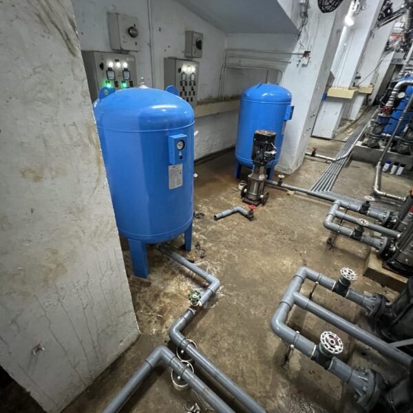 專業更新大廈沖廁水泵系統，配置全新大型氣壓缸，穩定供水水壓。