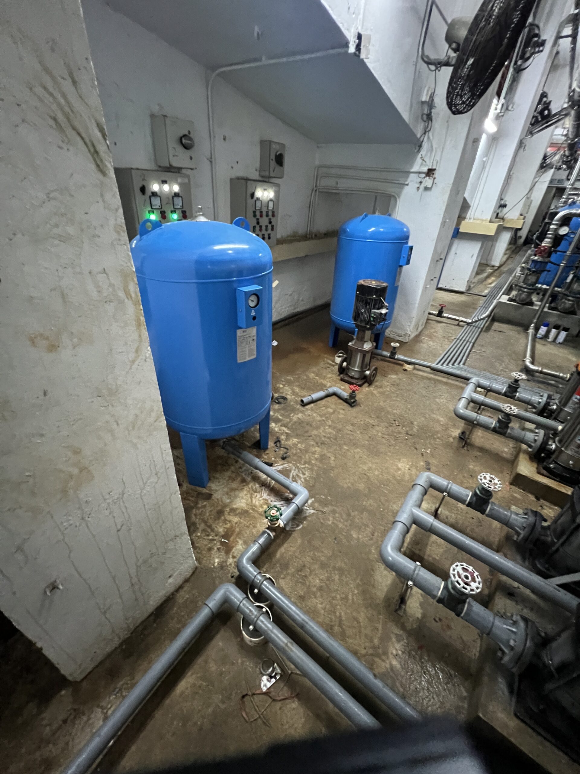 專業更新大廈沖廁水泵系統，配置全新大型氣壓缸，穩定供水水壓。