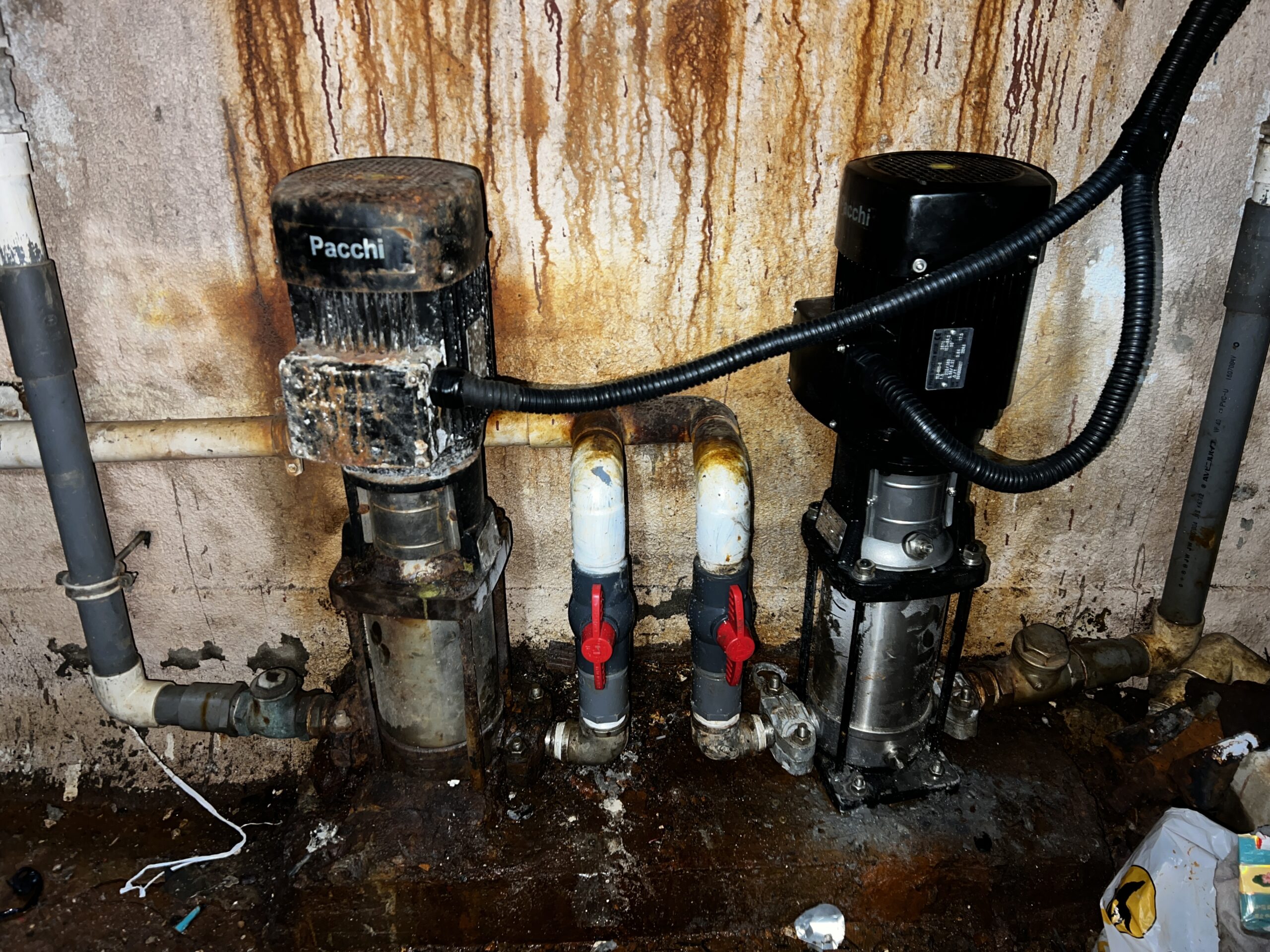 舊有水泵嚴重生鏽老化，效能下降易停水，急需專業團隊更換。